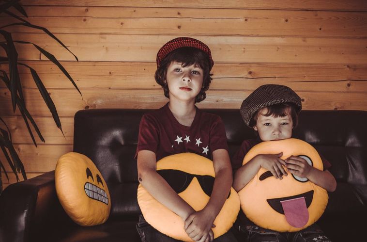 ילד עם כריות אימוגי